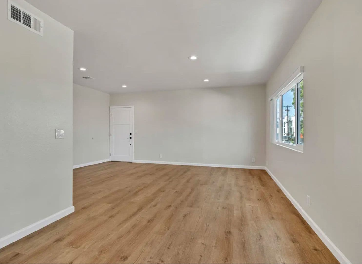 North Hollywood Apartment: 11720 Hamlin Street
