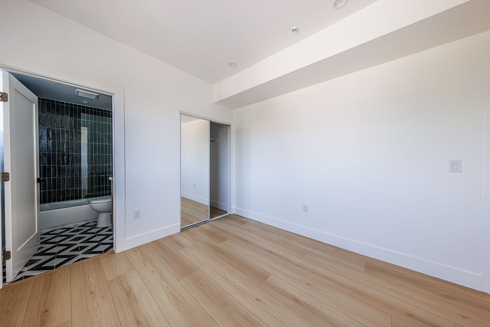 Los Angeles Apartment: 3442 West Blvd