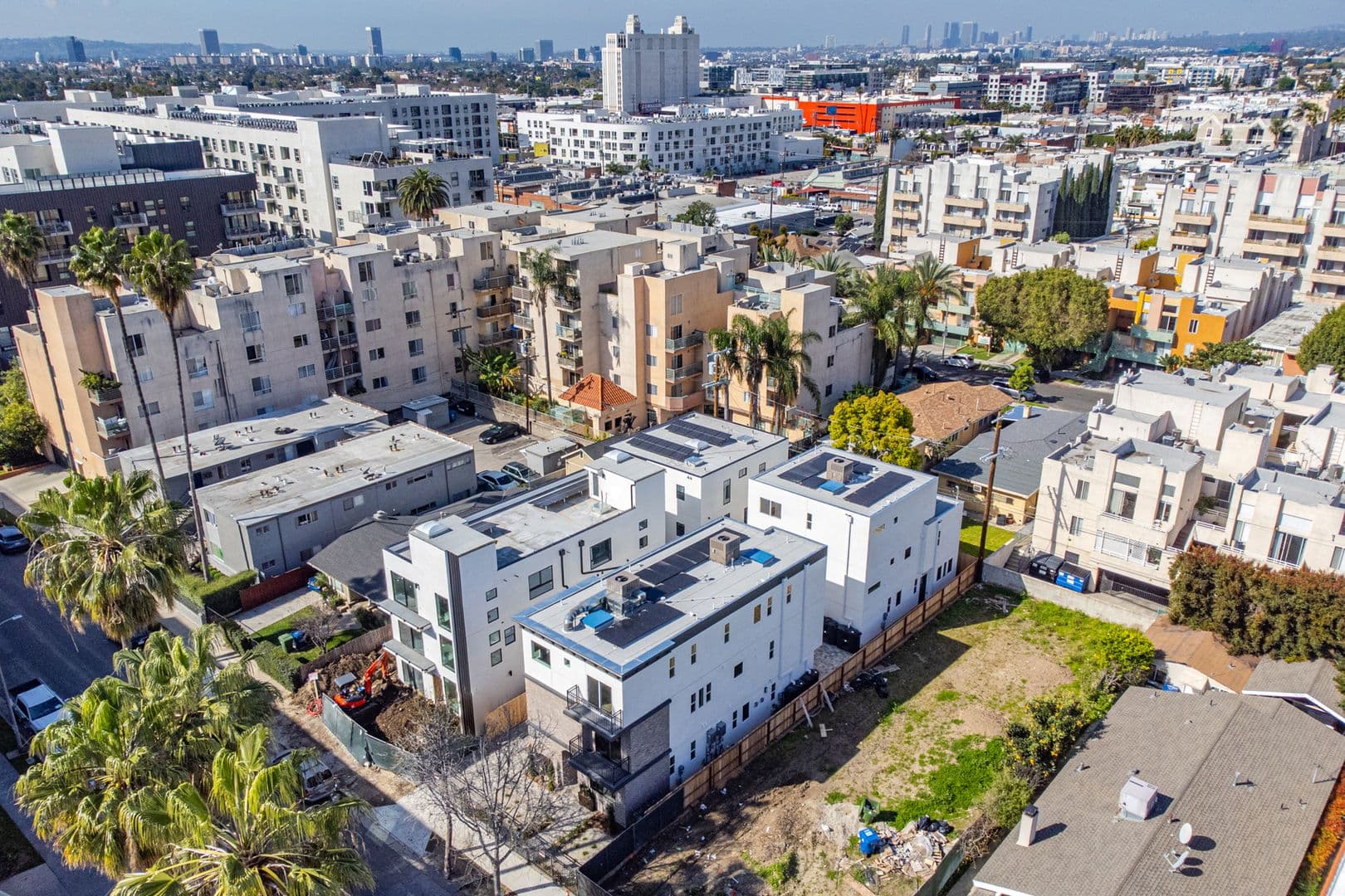 Los Angeles Apartment: 1227 N June St