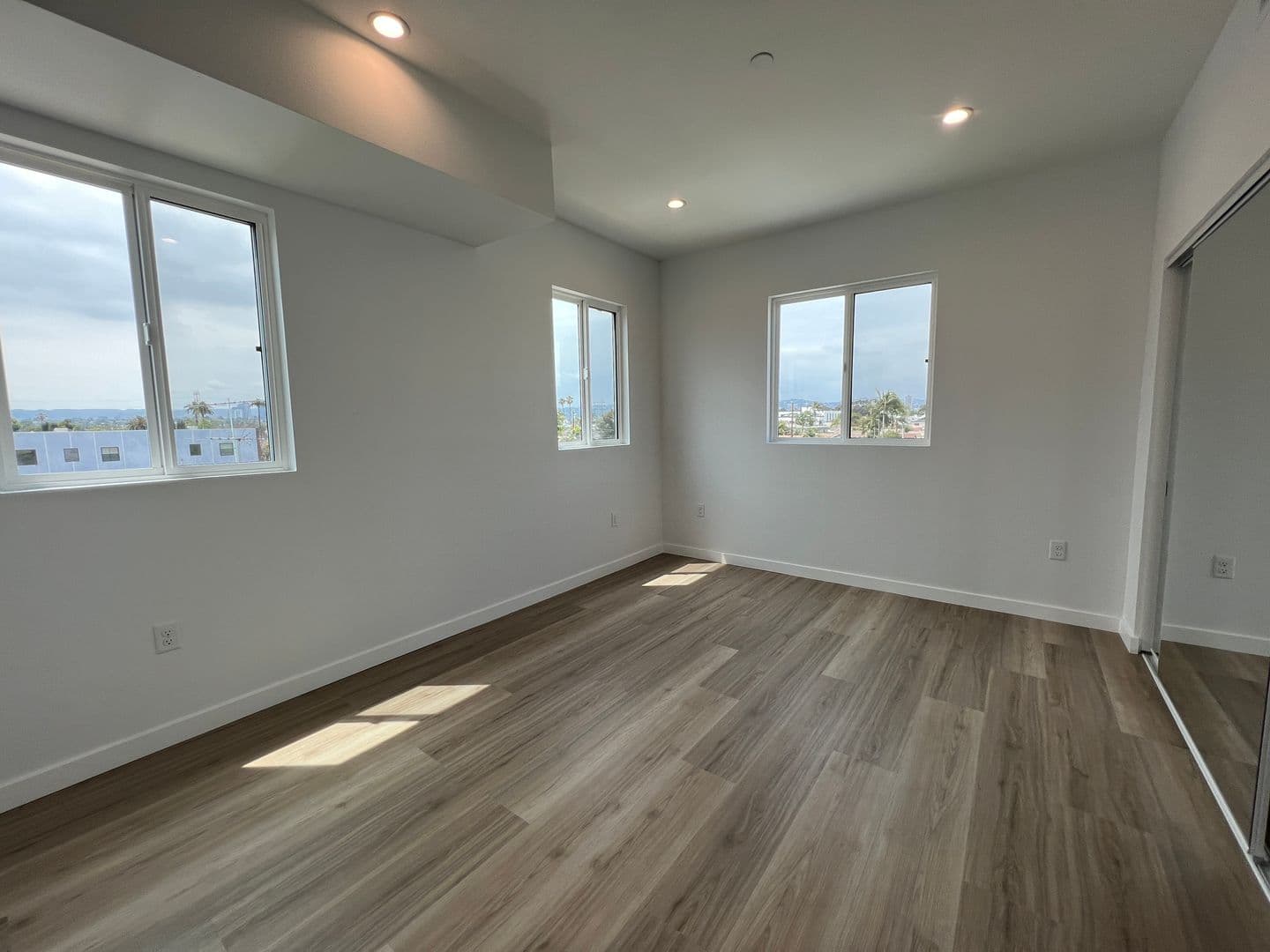 Los Angeles Apartment: 5526 Blackwelder St