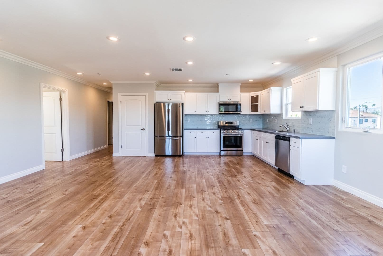 Los Angeles Apartment: 1737 S Longwood Ave