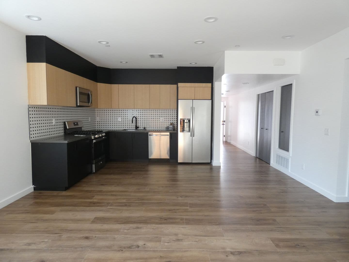 North Hollywood Apartment: 6034 Craner Ave