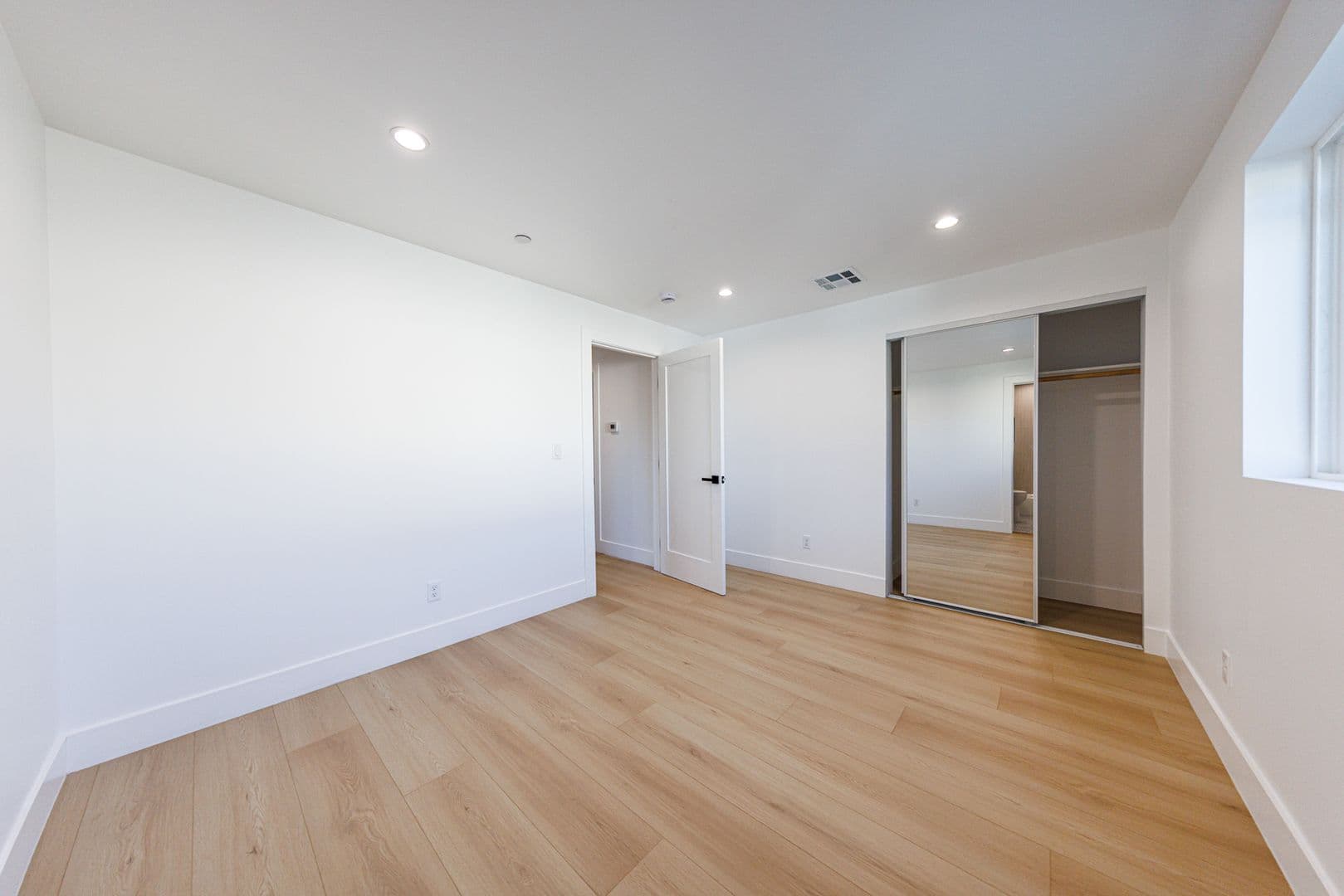 Los Angeles, CA Apartment: 2938 S. Sycamore Ave