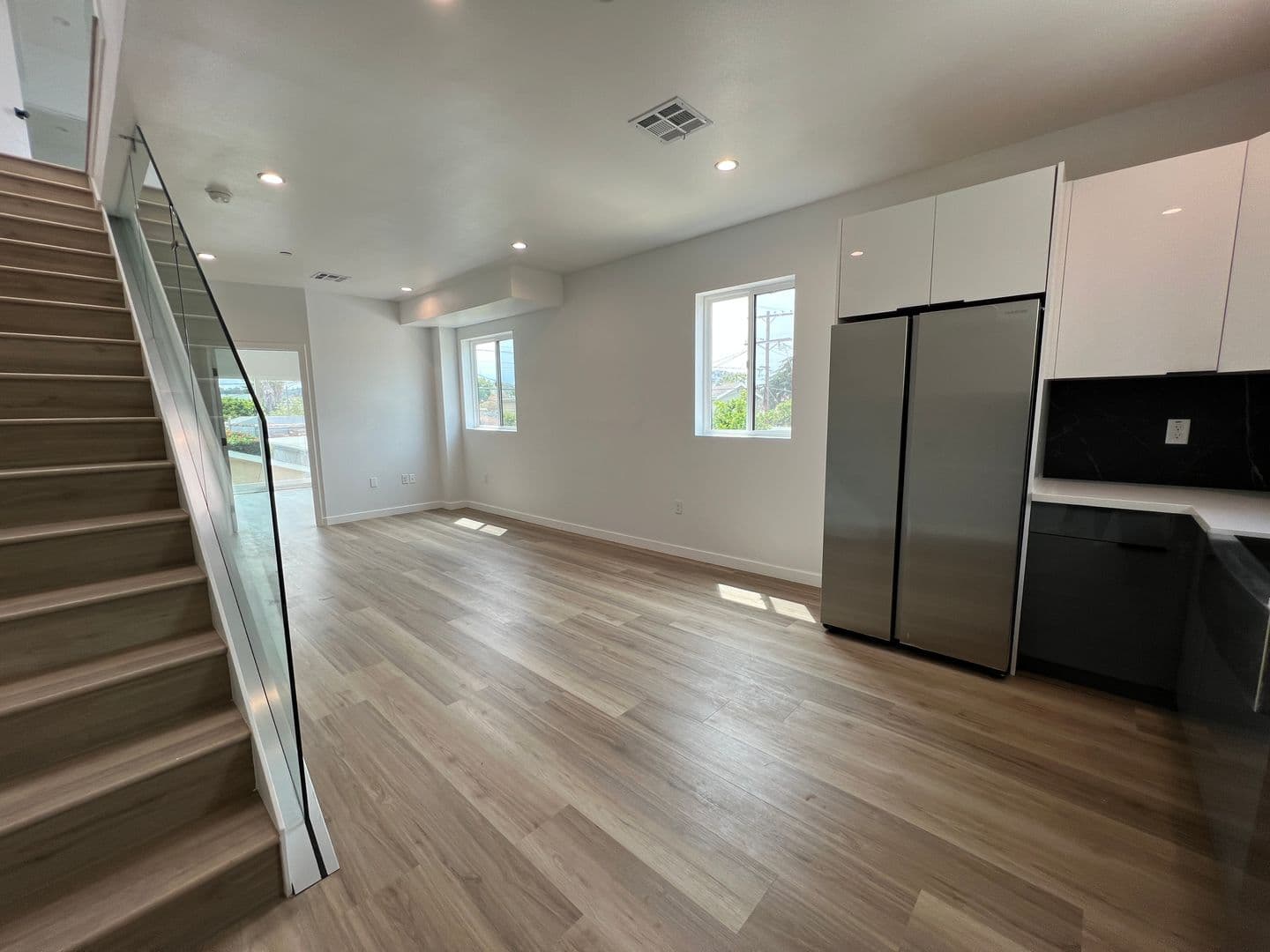 Los Angeles Apartment: 5526 Blackwelder St