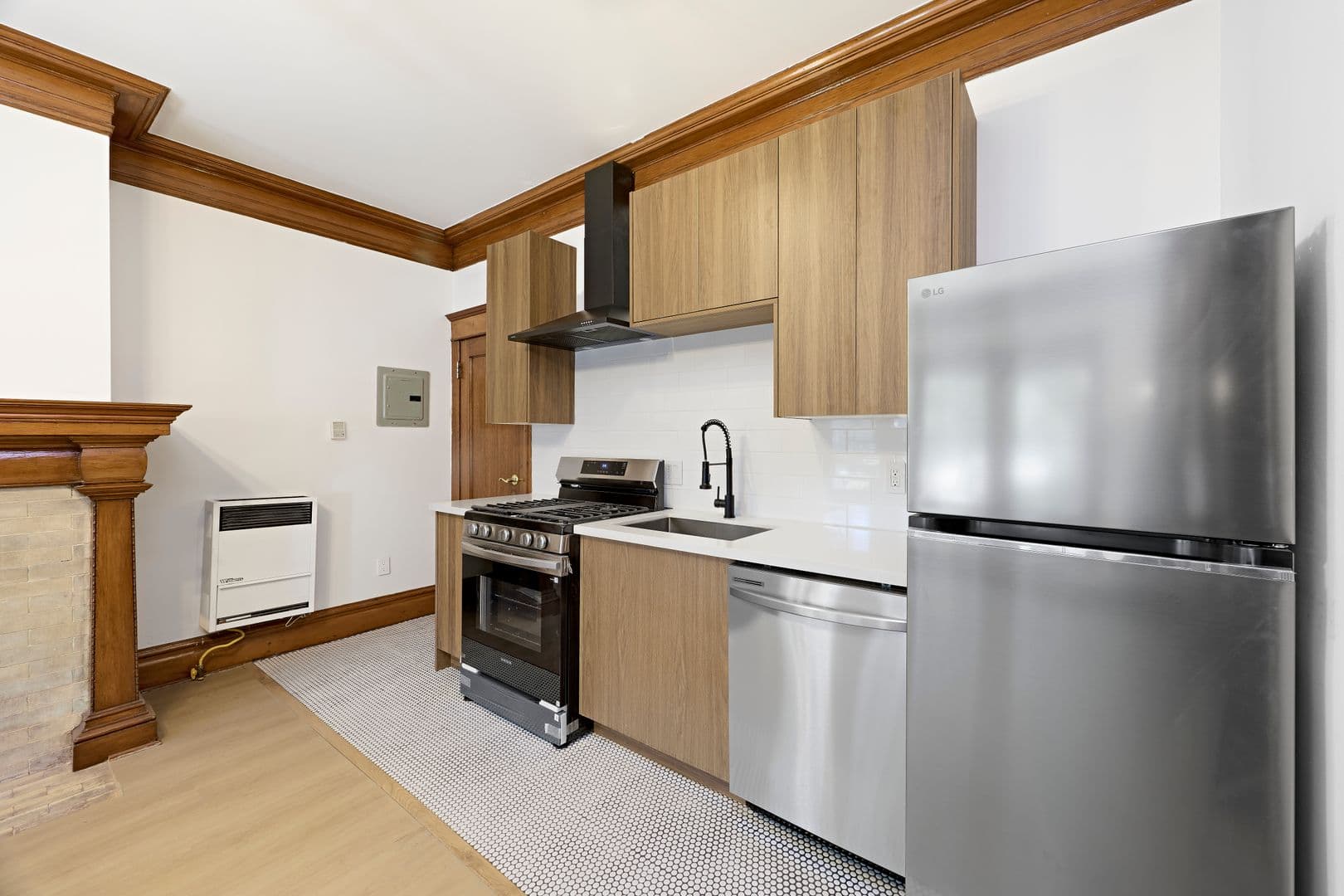 Los Angeles Apartment: 2703 Raymond Ave