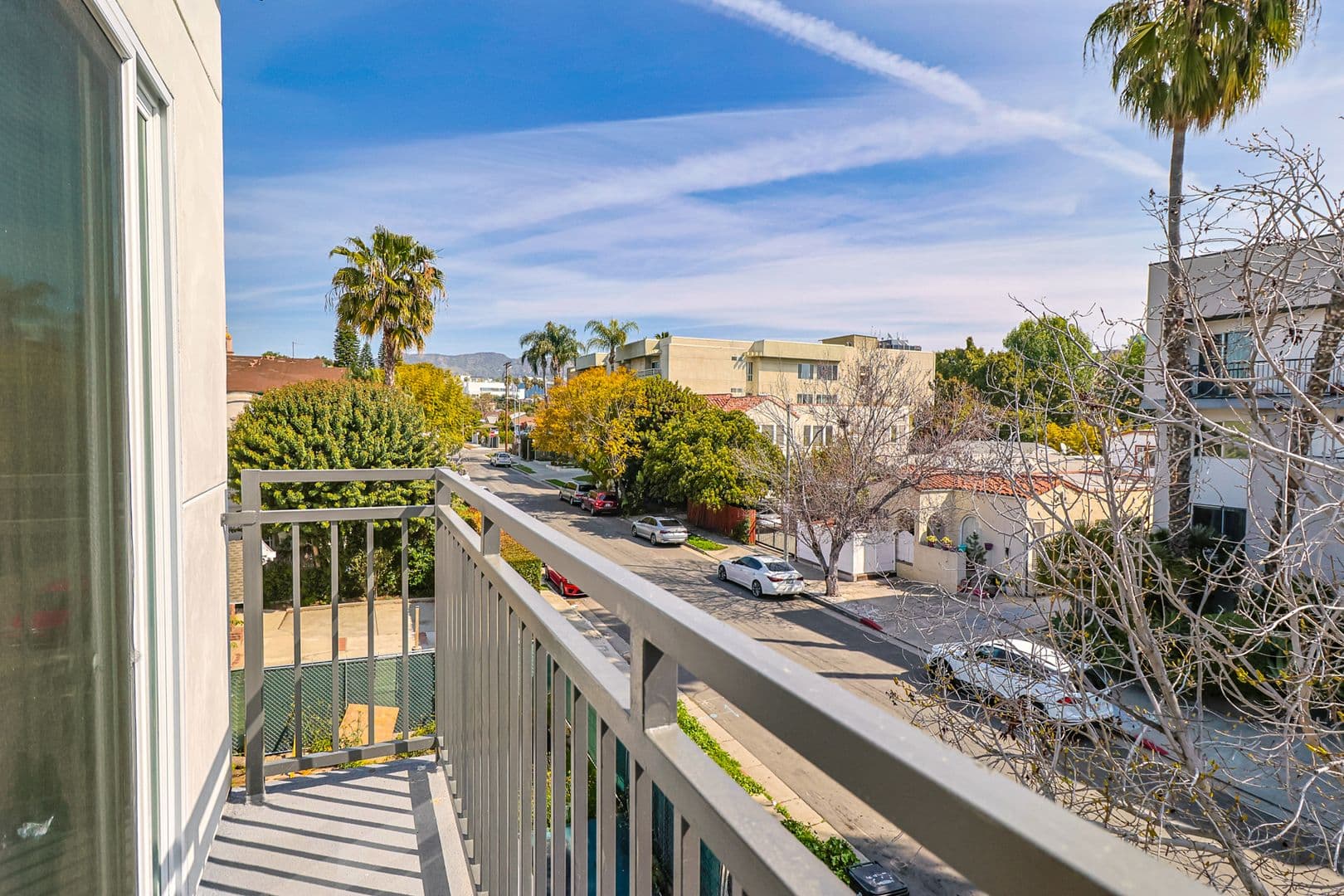 Los Angeles Apartment: 1227 N June St