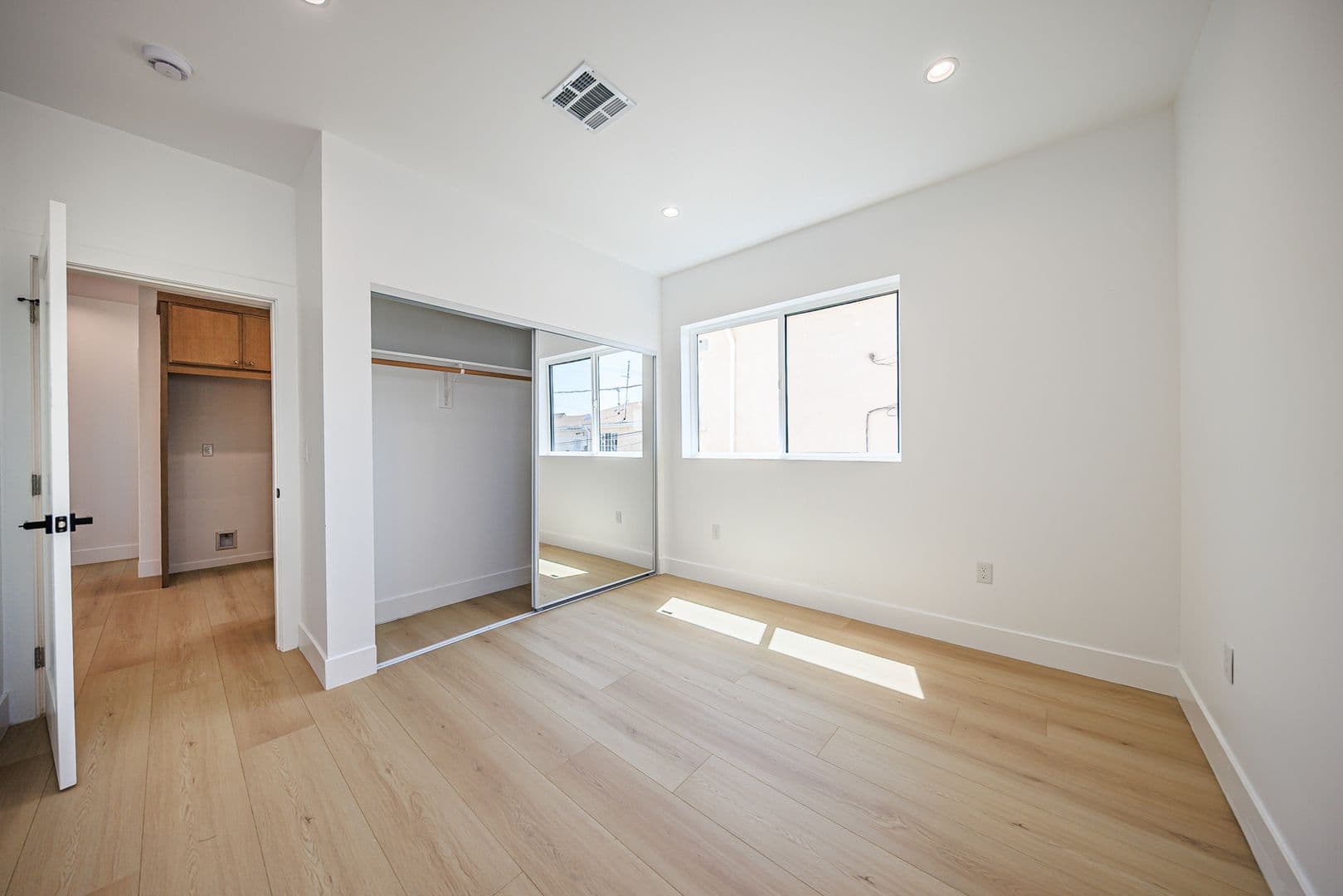 Los Angeles Apartment: 1259 S. Longwood Ave