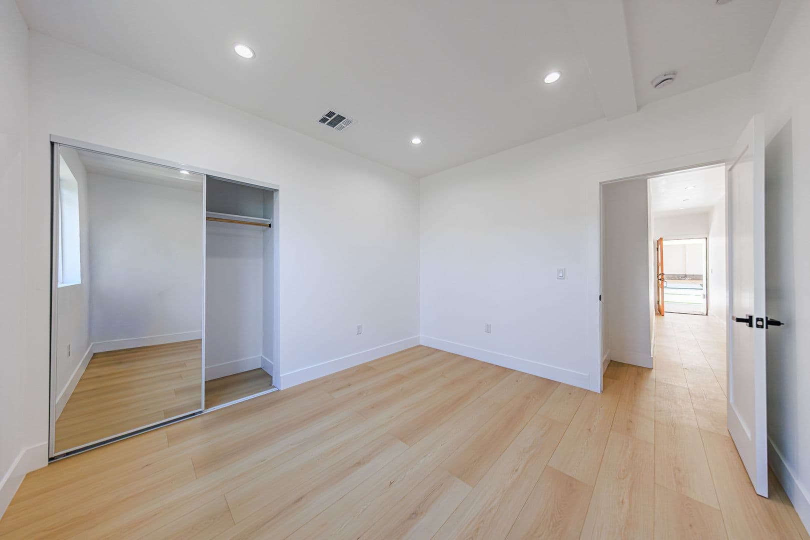 Los Angeles Apartment: 1259 S. Longwood Ave