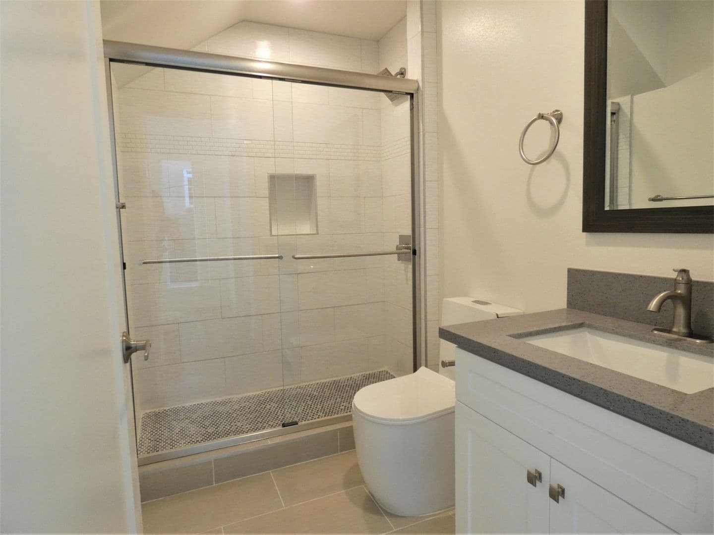 Los Angeles Apartment: 2042 S Burnside Ave