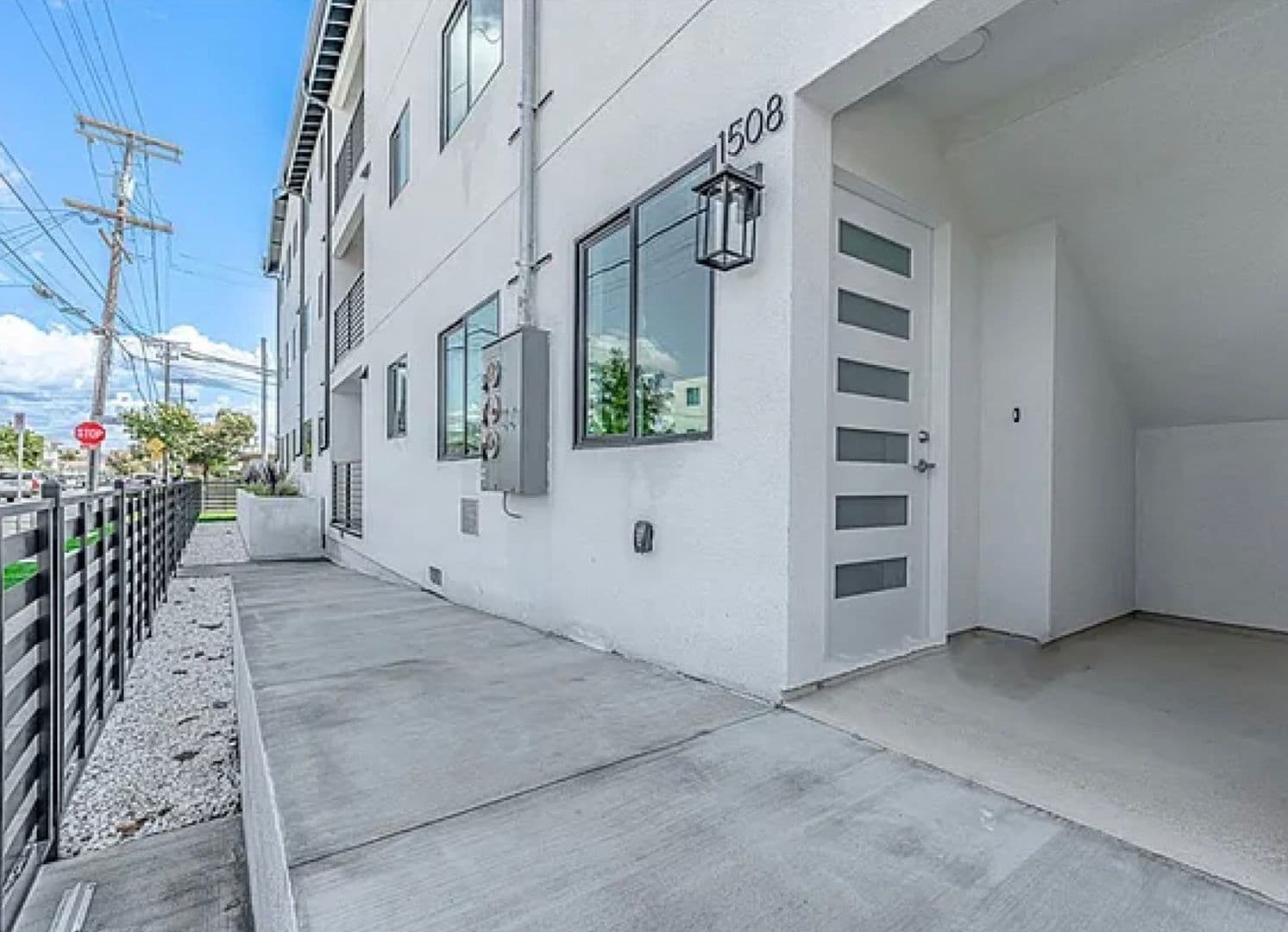 Los Angeles Apartment: 3653 Halldale Ave
