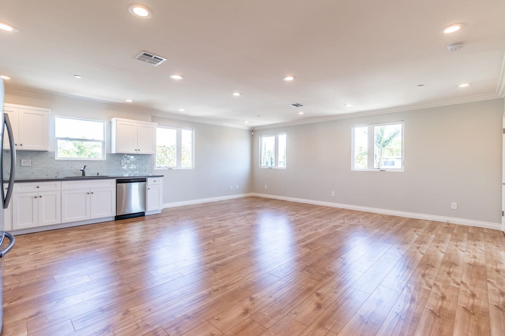 Los Angeles Apartment: 1737 S Longwood Ave