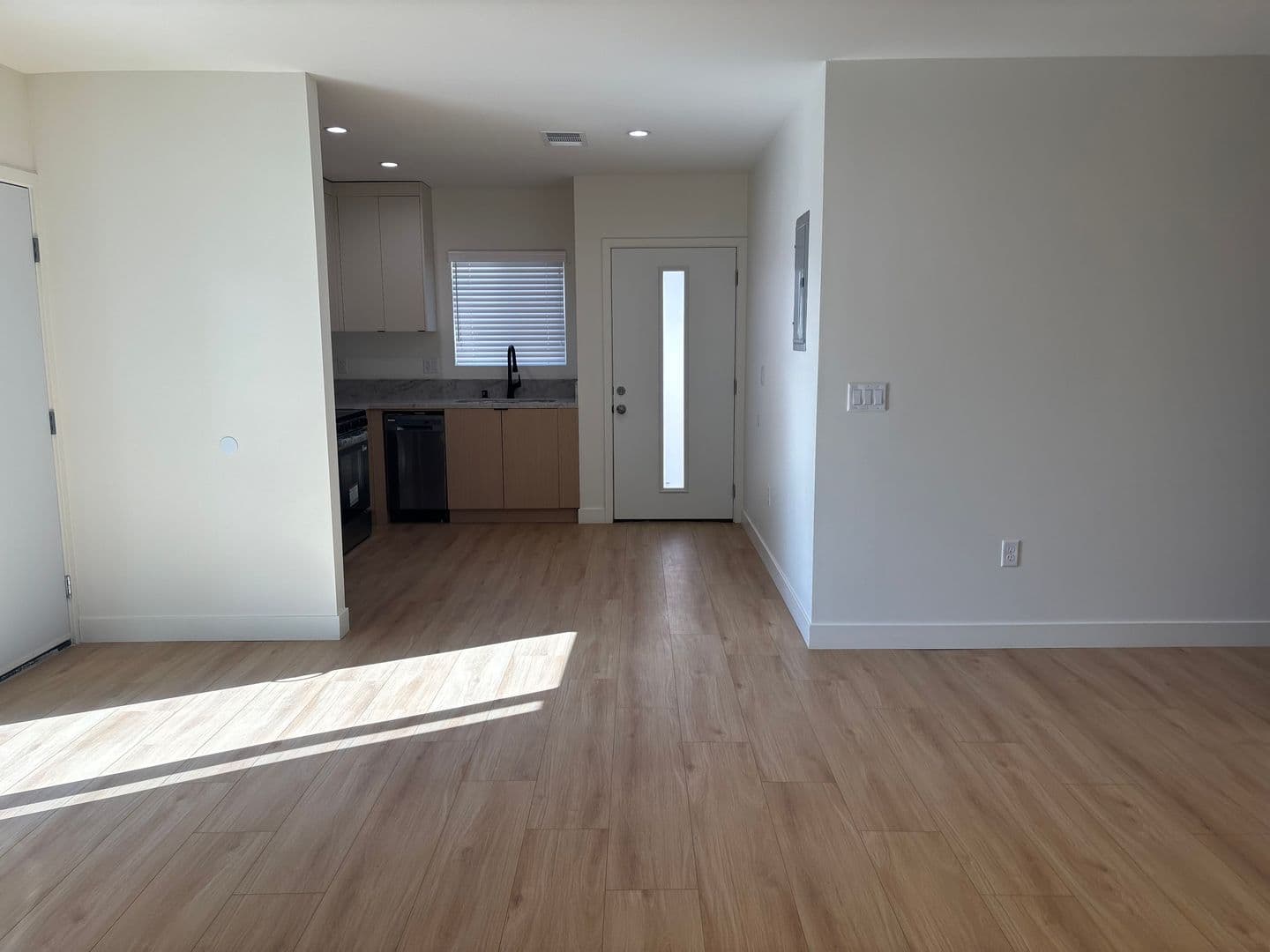 Sun Valley House: 11246 Lull Street