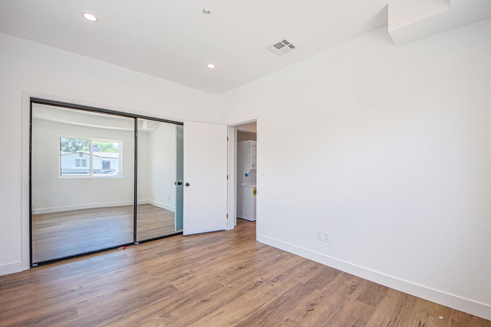 North Hollywood Apartment: 6455 Troost Ave