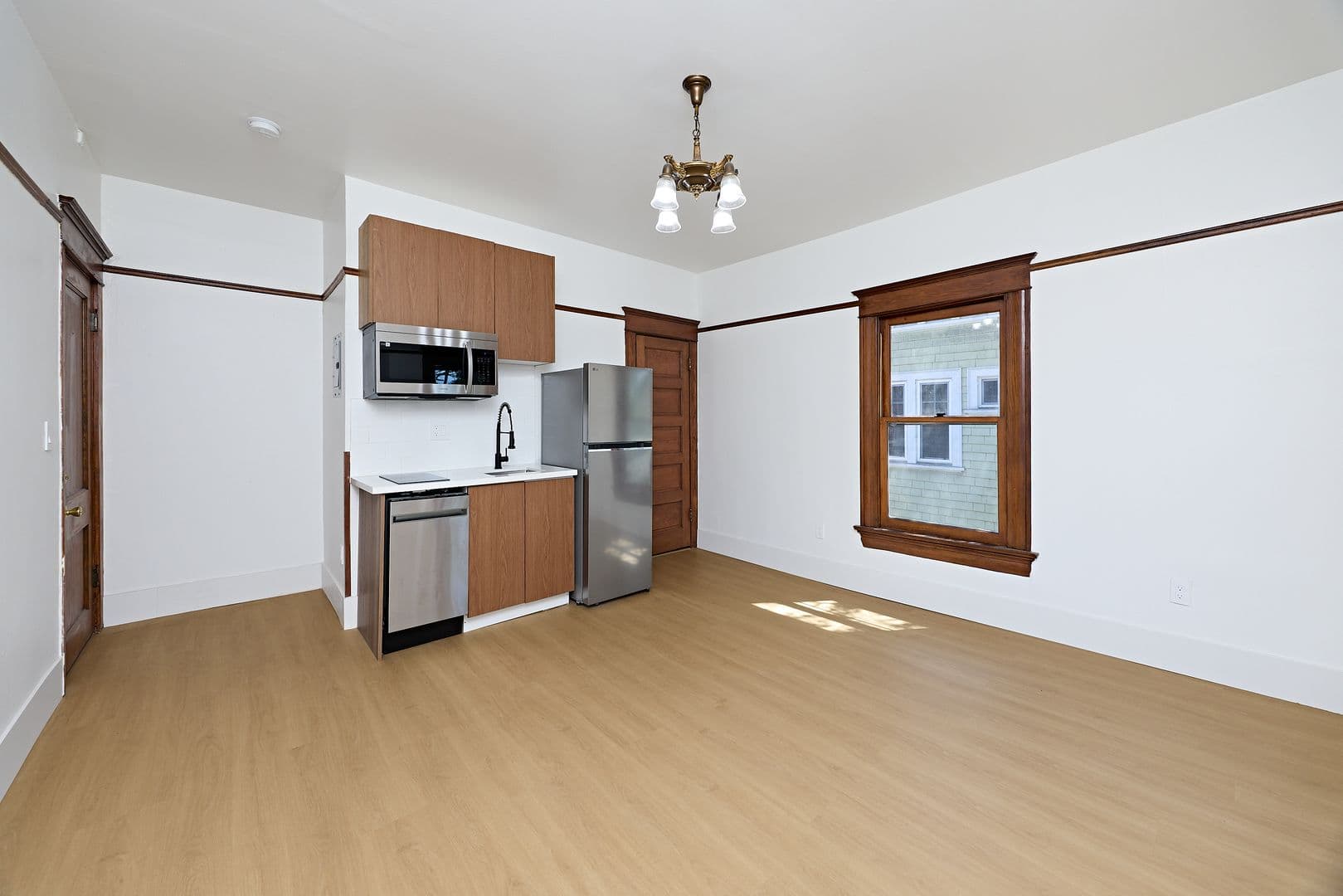 Los Angeles Apartment: 2703 Raymond Ave