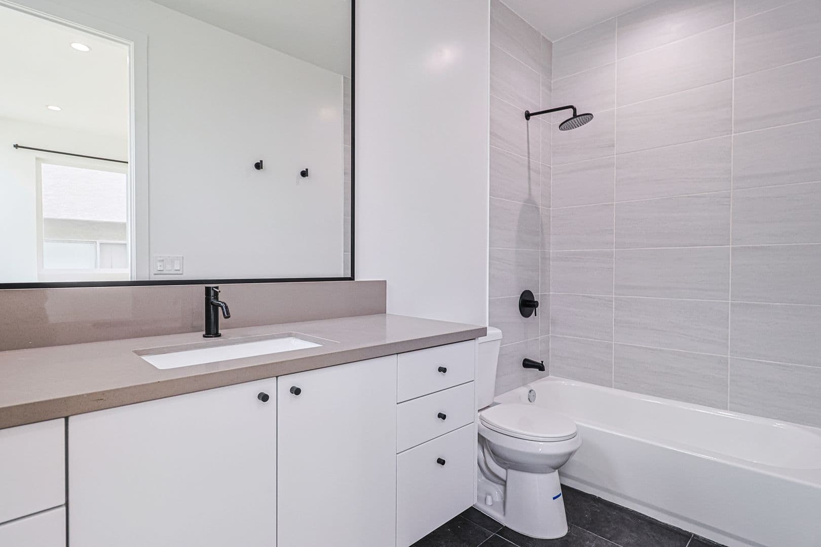 Los Angeles Apartment: 161 S Hoover St