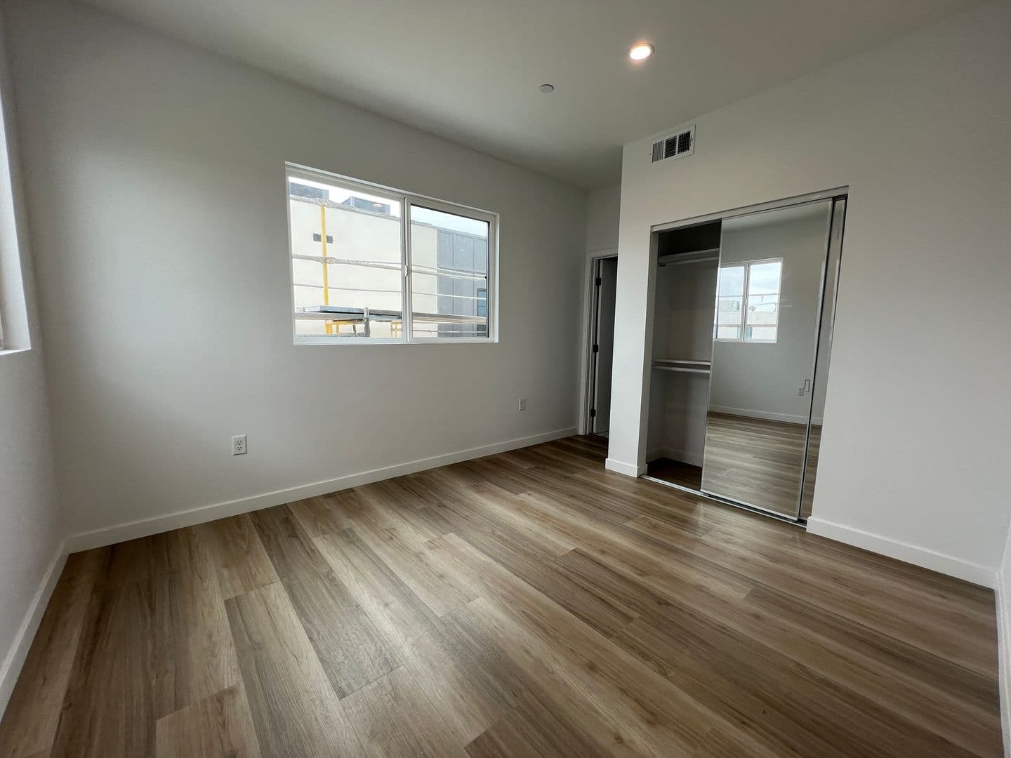 Los Angeles Apartment: 5526 Blackwelder St