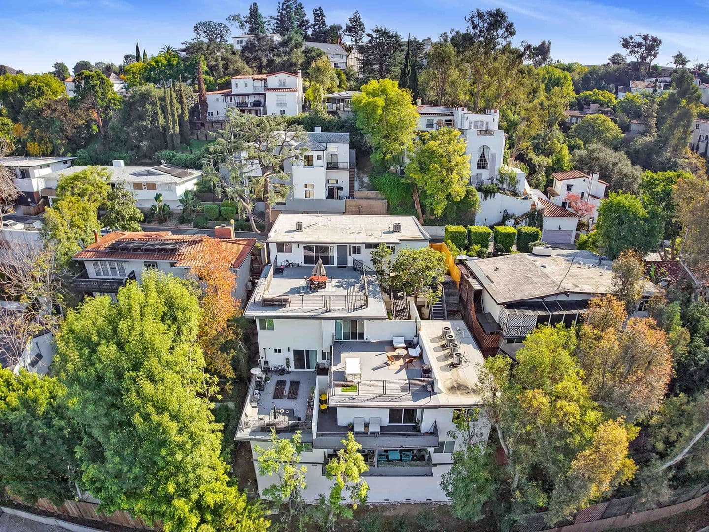 Los Angeles Apartment: 3305 Primera Ave
