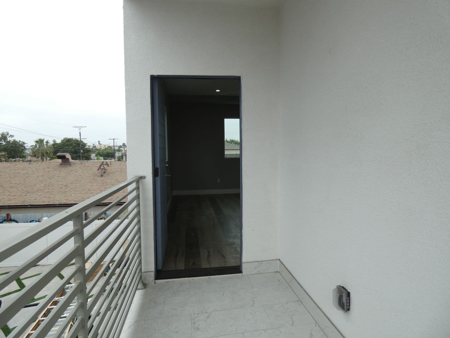 Los Angeles Apartment: 1628 S La Brea Ave