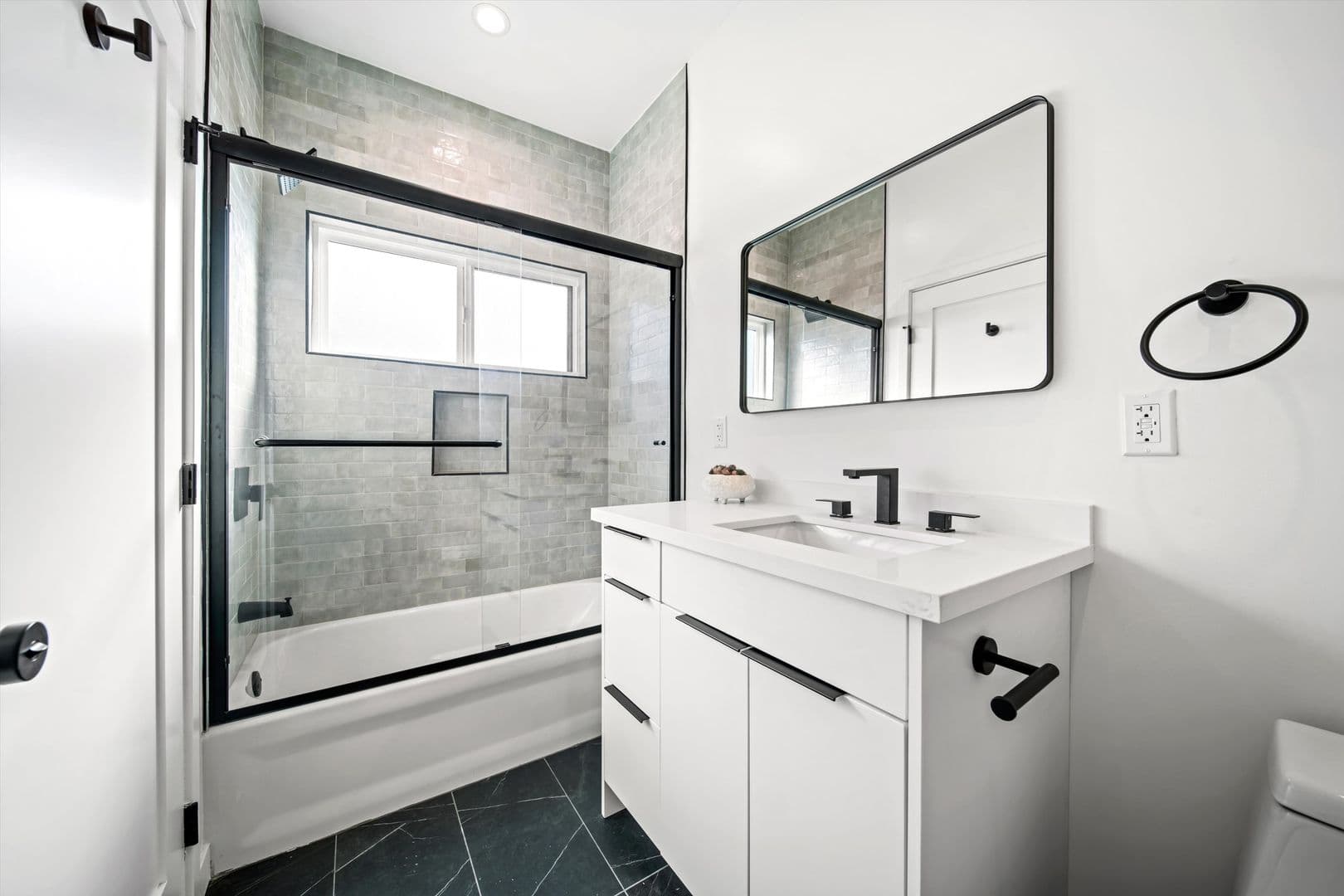 Los Angeles Apartment: 4654 Lomita St