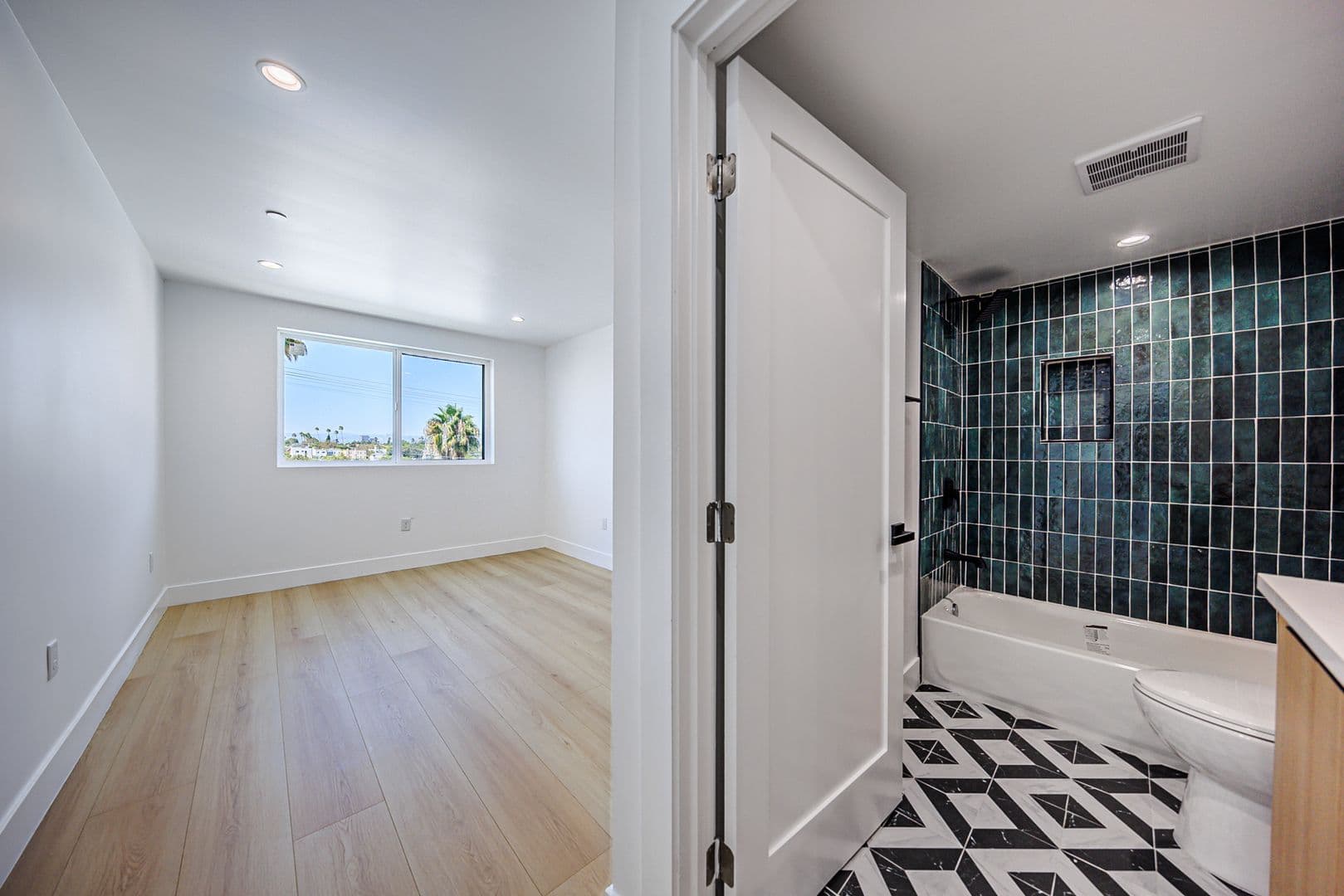 Los Angeles Apartment: 1259 S. Longwood Ave