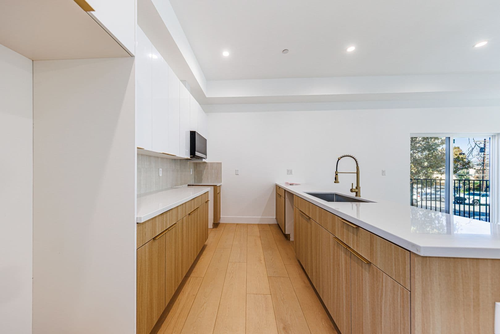 Sherman Oaks Apartment: 5931 Woodman Ave