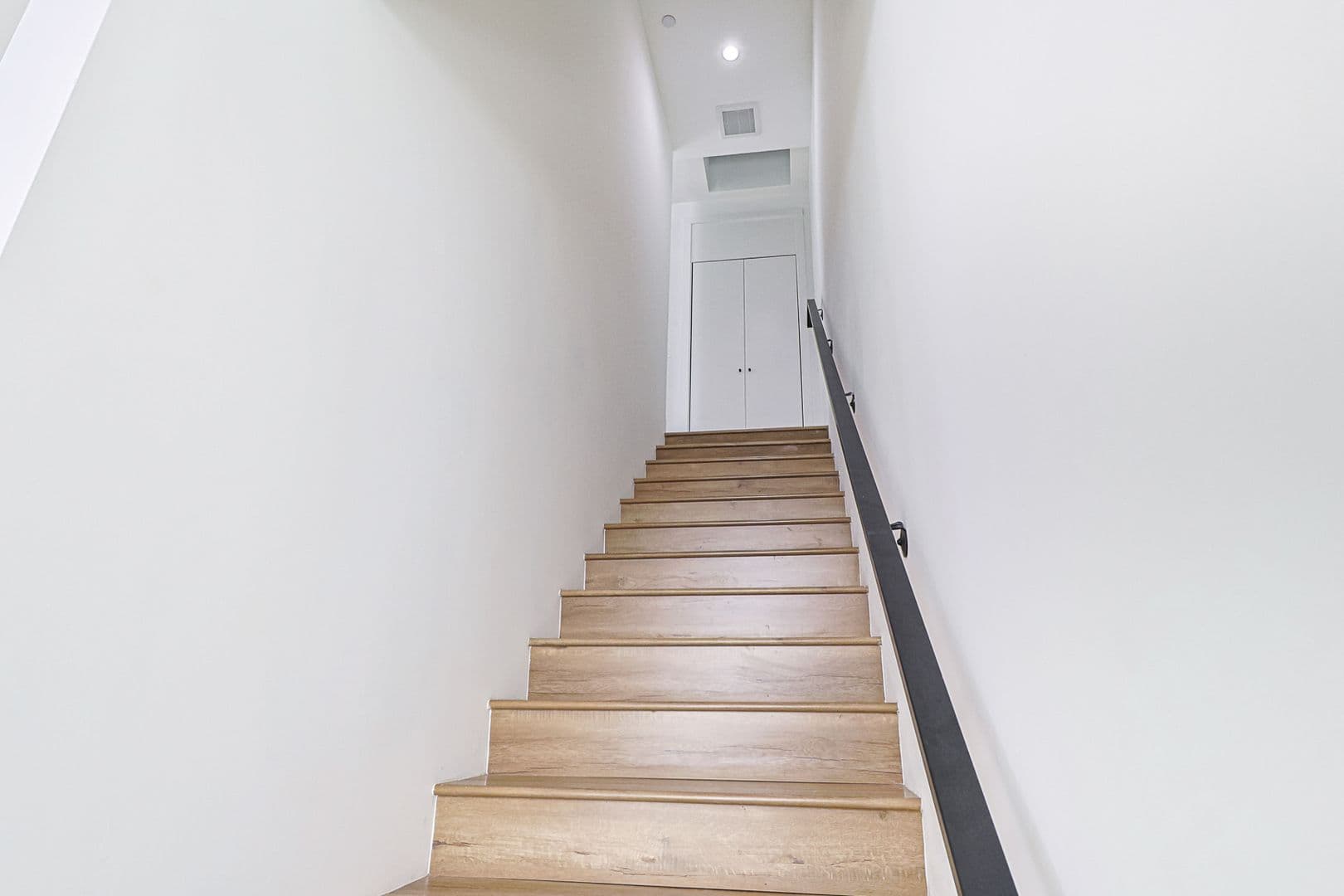 Los Angeles Apartment: 161 S Hoover St
