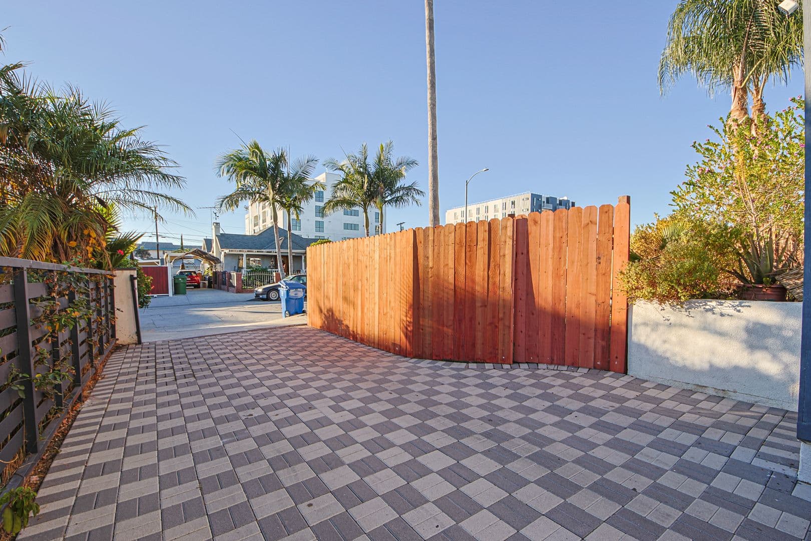 Los Angeles Apartment: 620 N Serrano Ave