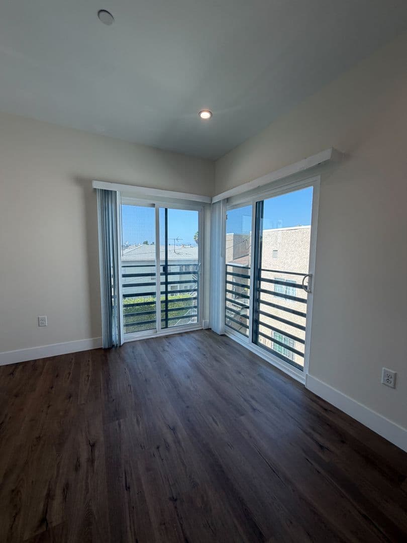 Los Angeles Apartment: 4512 St. Elmo Dr
