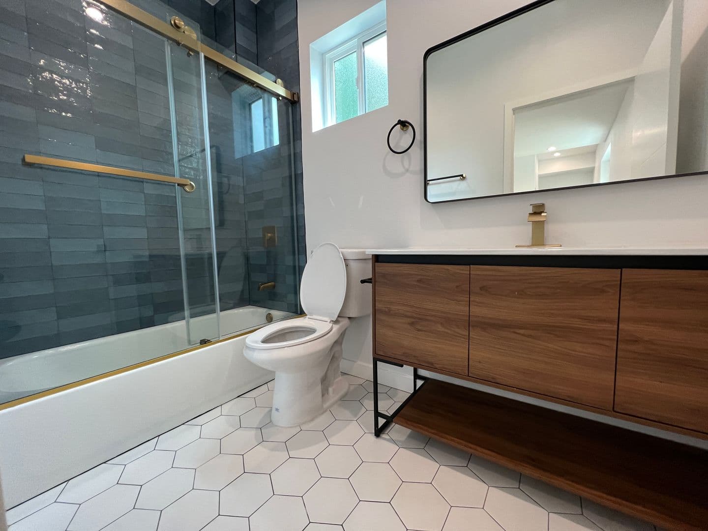 Los Angeles Apartment: 5526 Blackwelder St