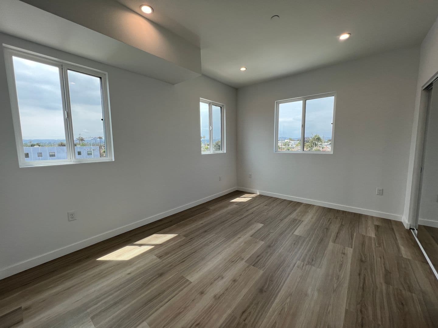 Los Angeles Apartment: 5526 Blackwelder St