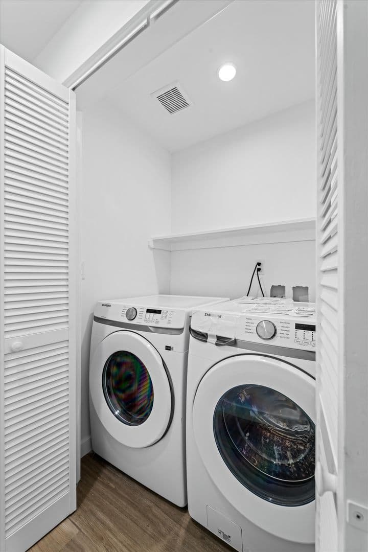 Los Angeles Apartment: 4654 Lomita St
