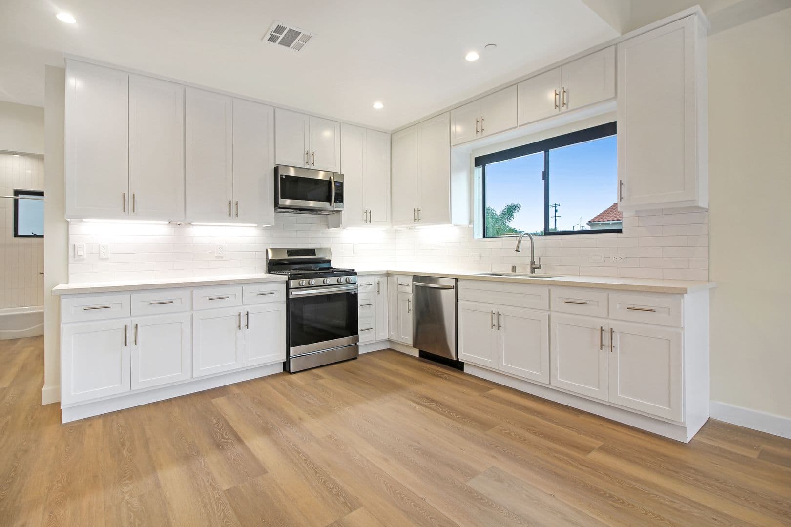 Los Angeles Apartment: 3460 Virginia Rd