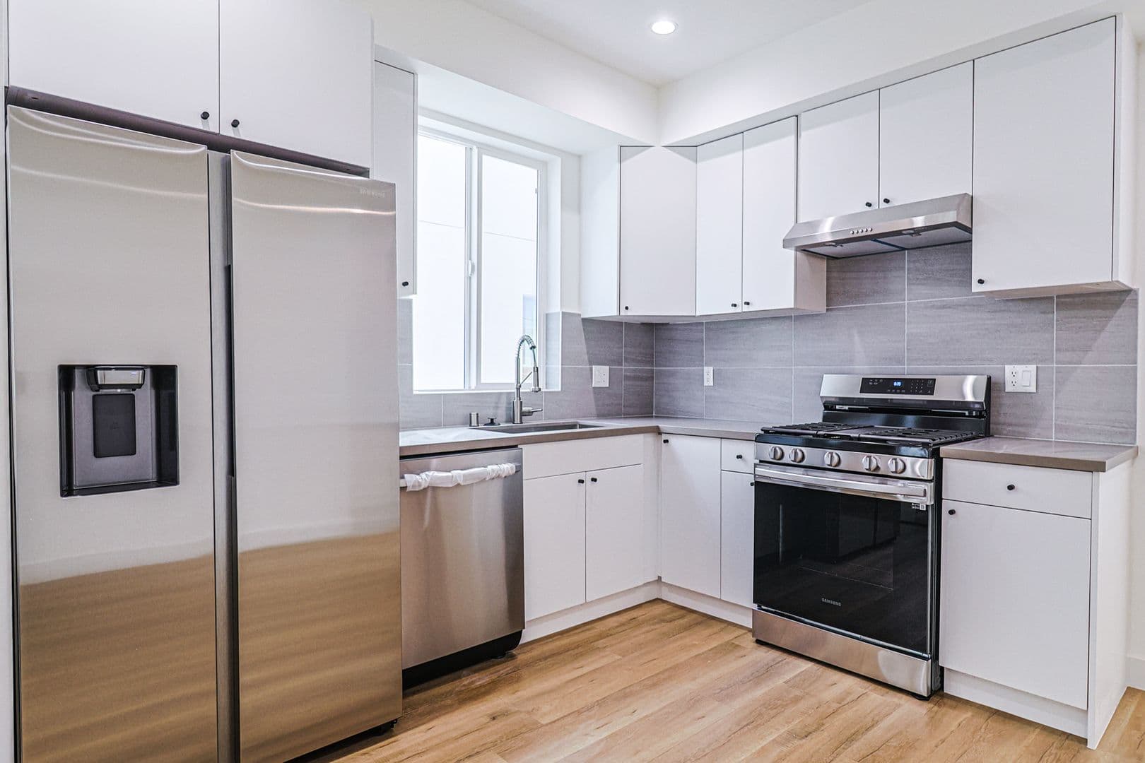 Los Angeles Apartment: 161 S Hoover St