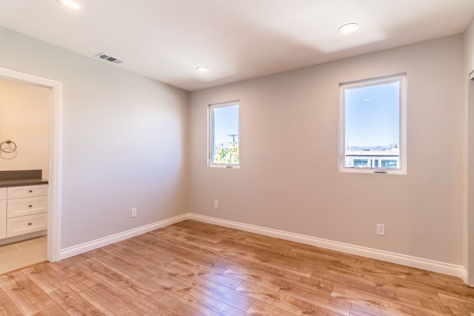 Los Angeles Apartment: 1737 S Longwood Ave