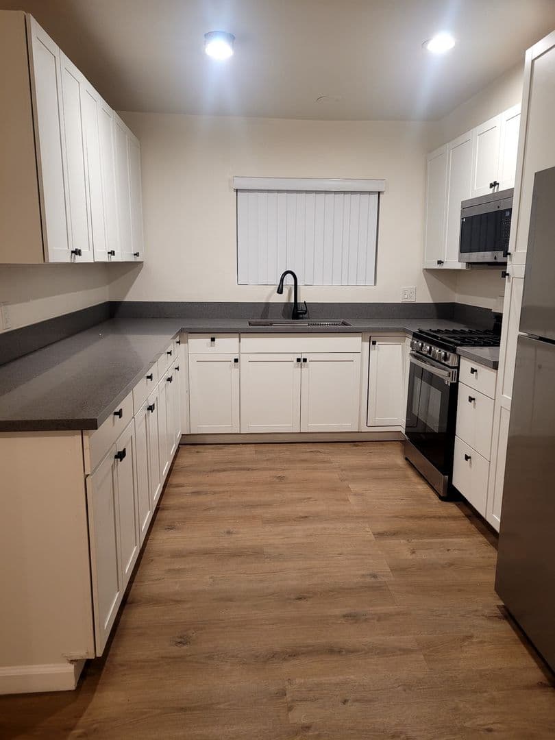 North Hollywood Apartment: 11720 Hamlin Street
