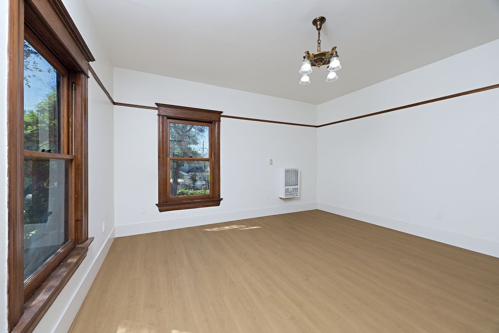 Los Angeles Apartment: 2703 Raymond Ave