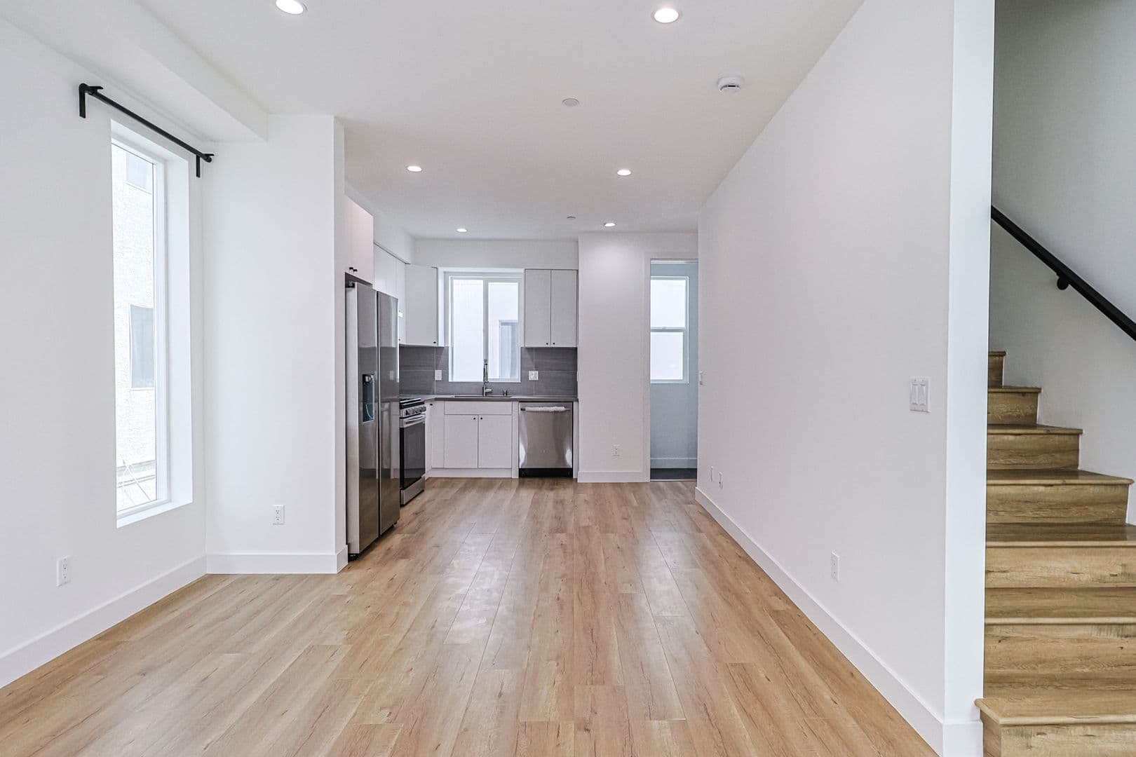 Los Angeles Apartment: 161 S Hoover St