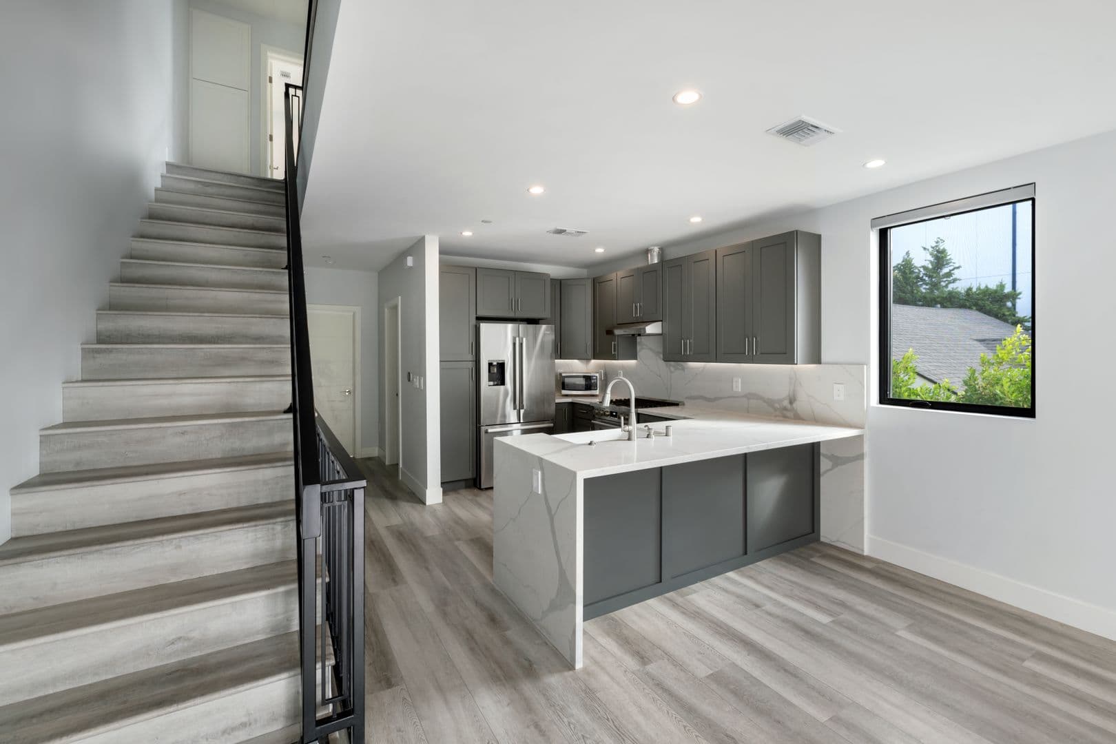 Los Angeles Apartment: 4815 Elmwood Ave