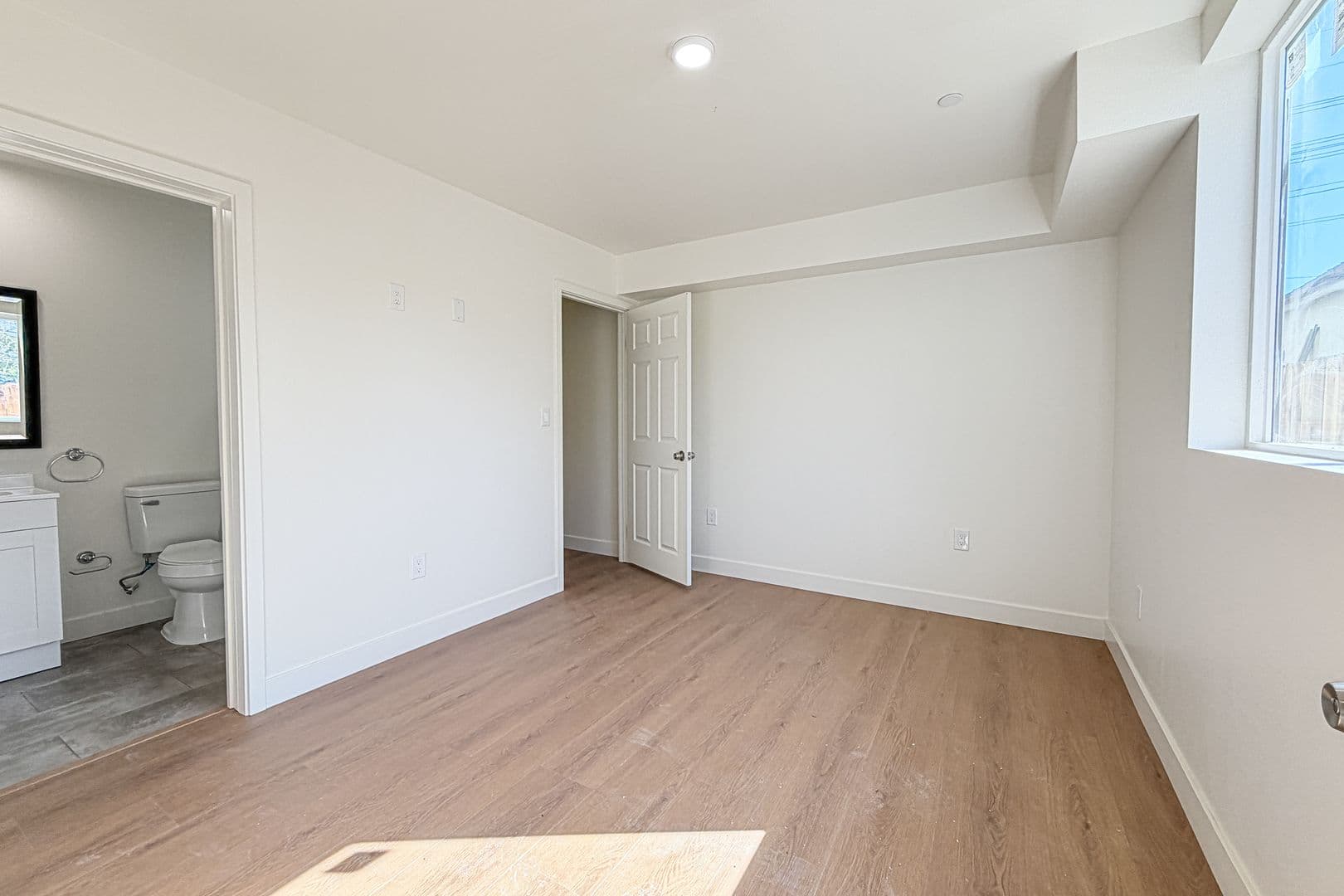 Los Angeles Apartment: 423 E 31st St