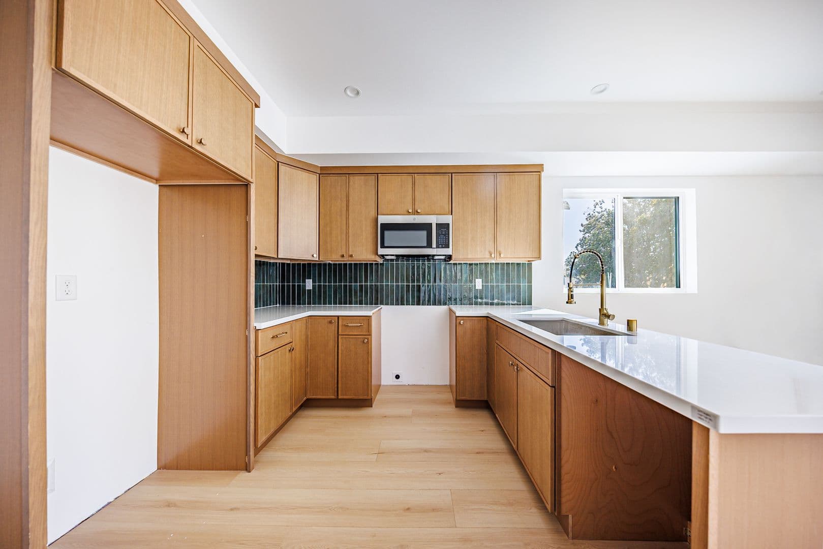 Los Angeles Apartment: 3442 West Blvd