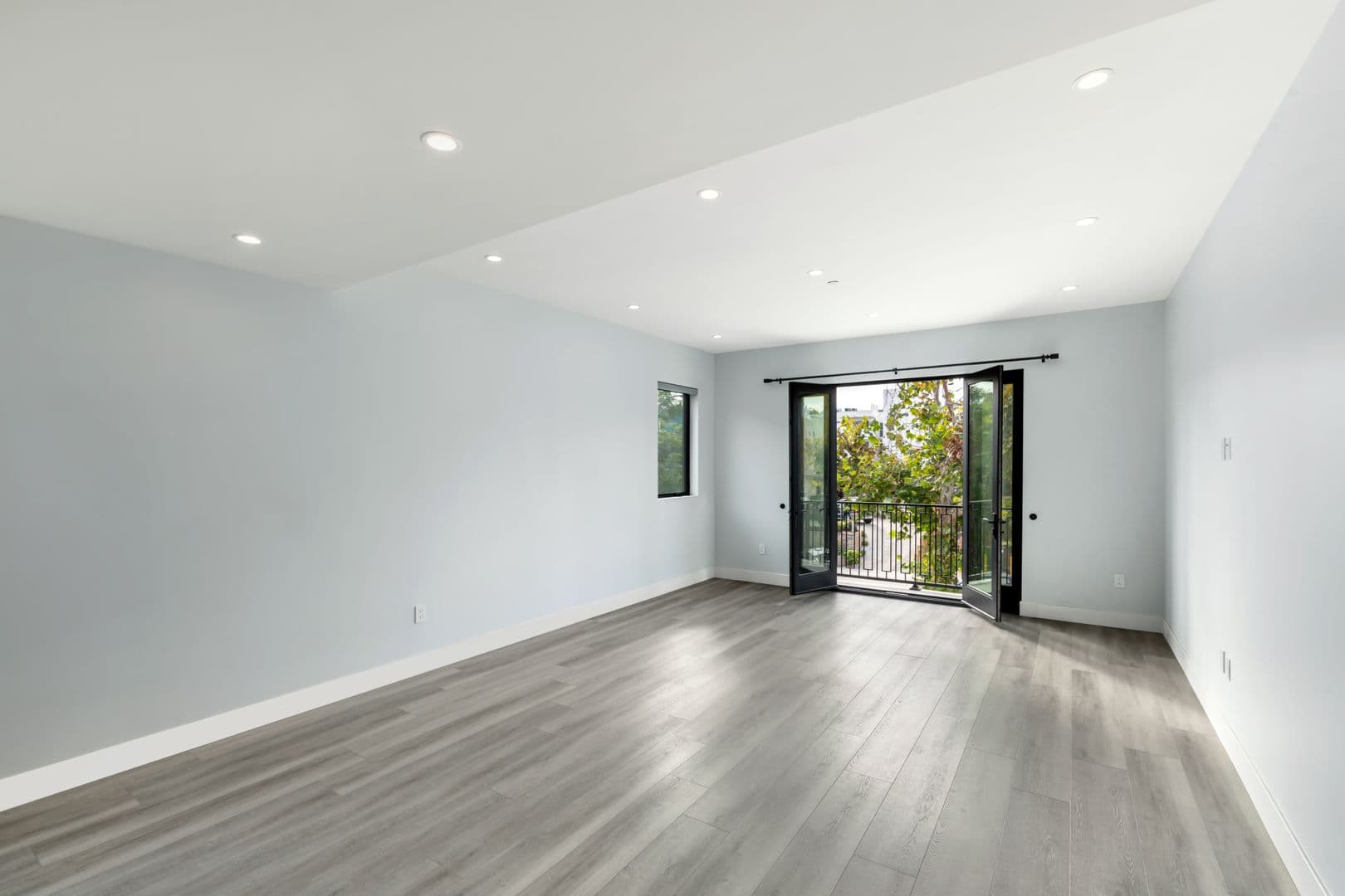 Los Angeles Apartment: 4815 Elmwood Ave