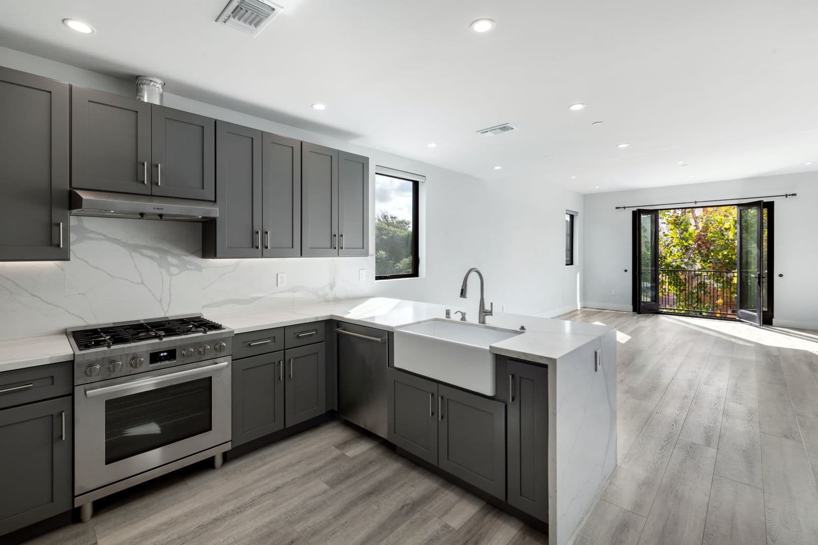 Los Angeles Apartment: 4815 Elmwood Ave