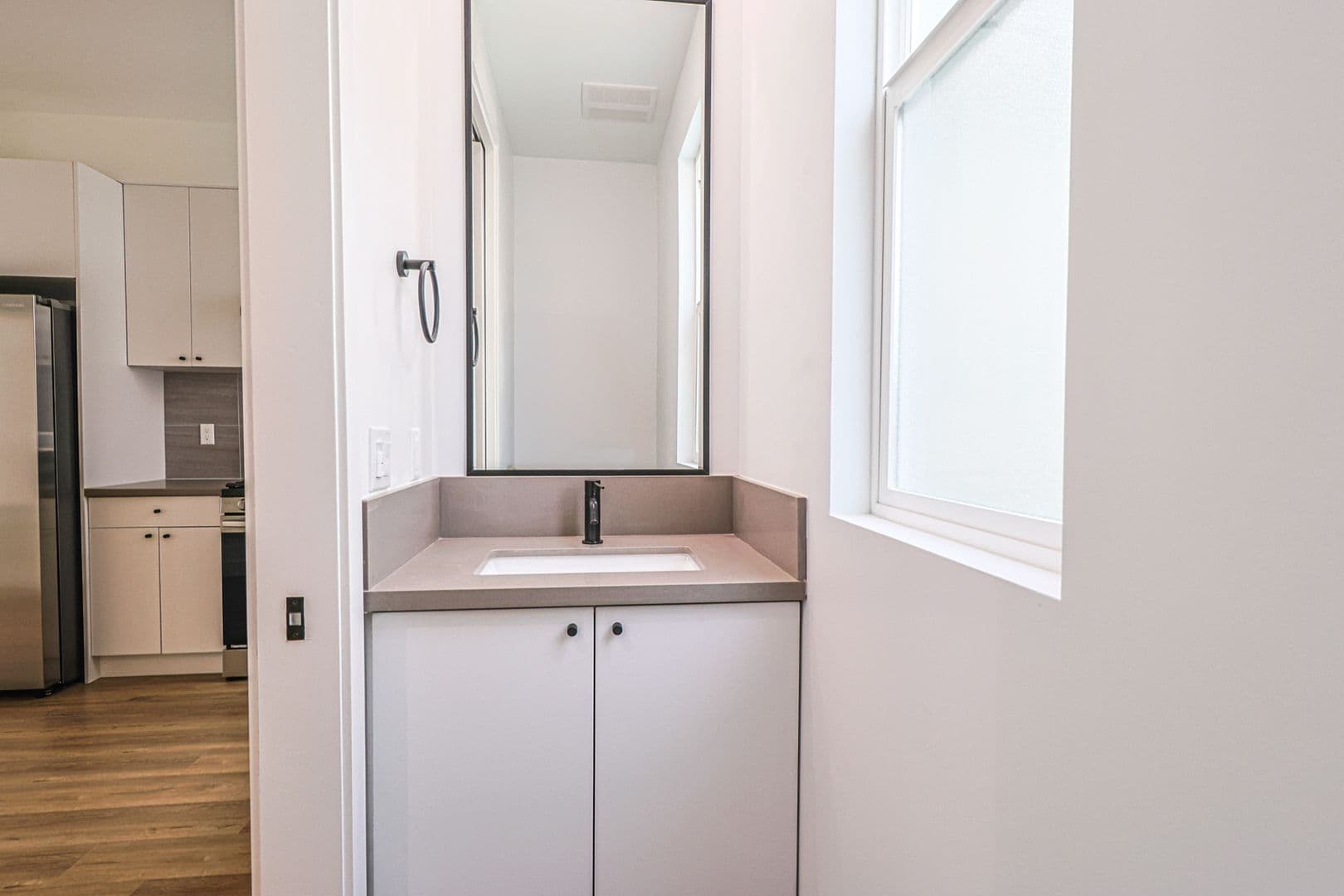 Los Angeles Apartment: 161 S Hoover St