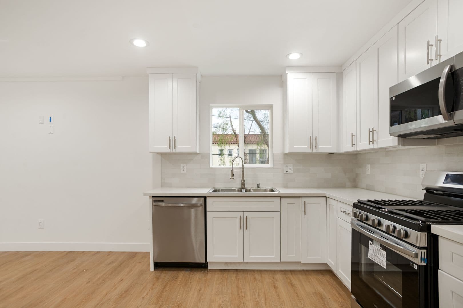 Los Angeles Apartment: 443 N Heliotrope Dr