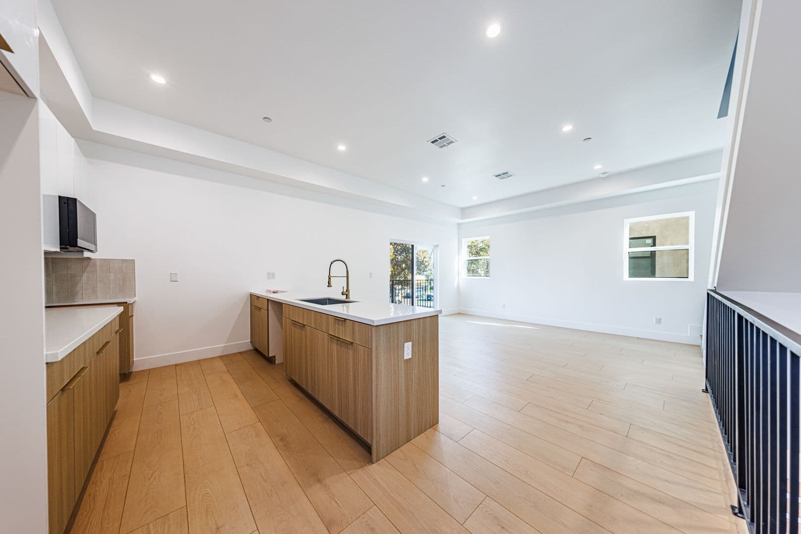Sherman Oaks Apartment: 5931 Woodman Ave