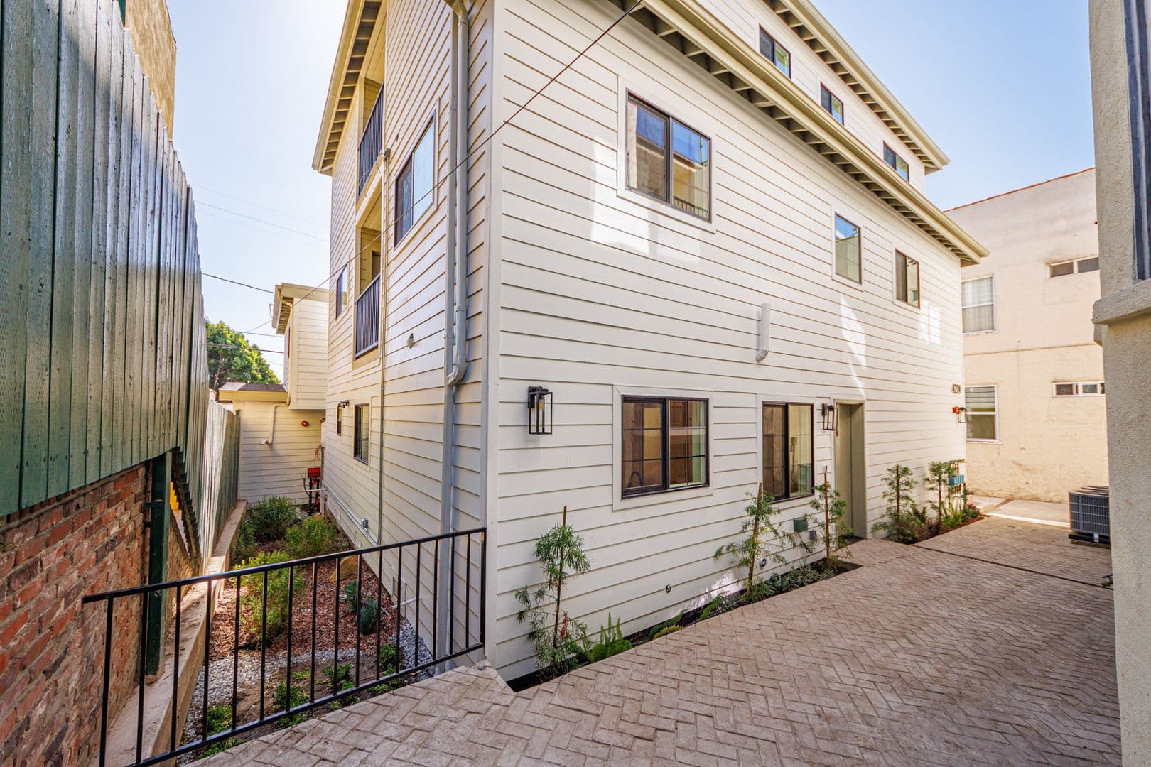 Los Angeles Apartment: 4220 W Adams Blvd