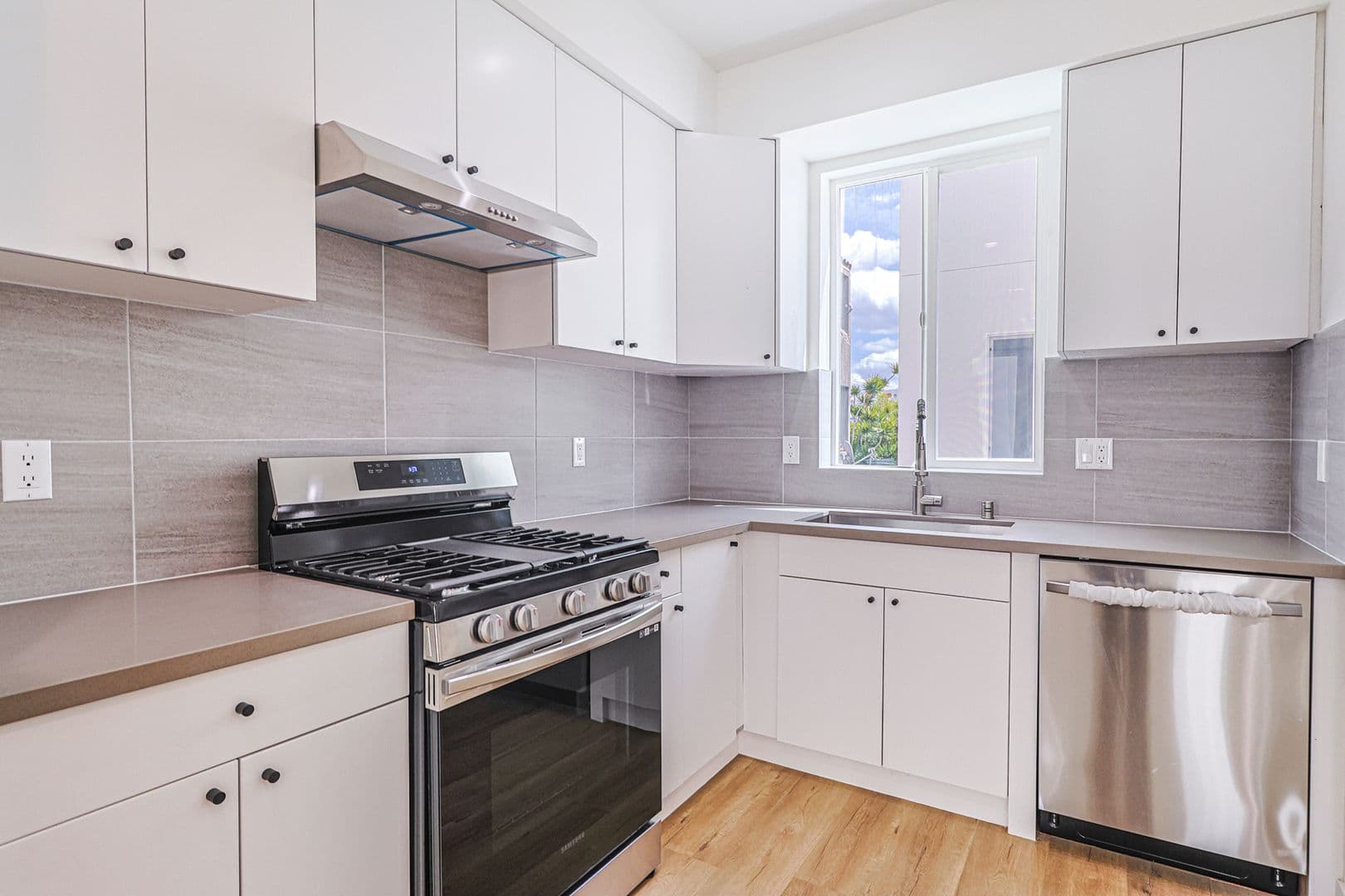 Los Angeles Apartment: 161 S Hoover St