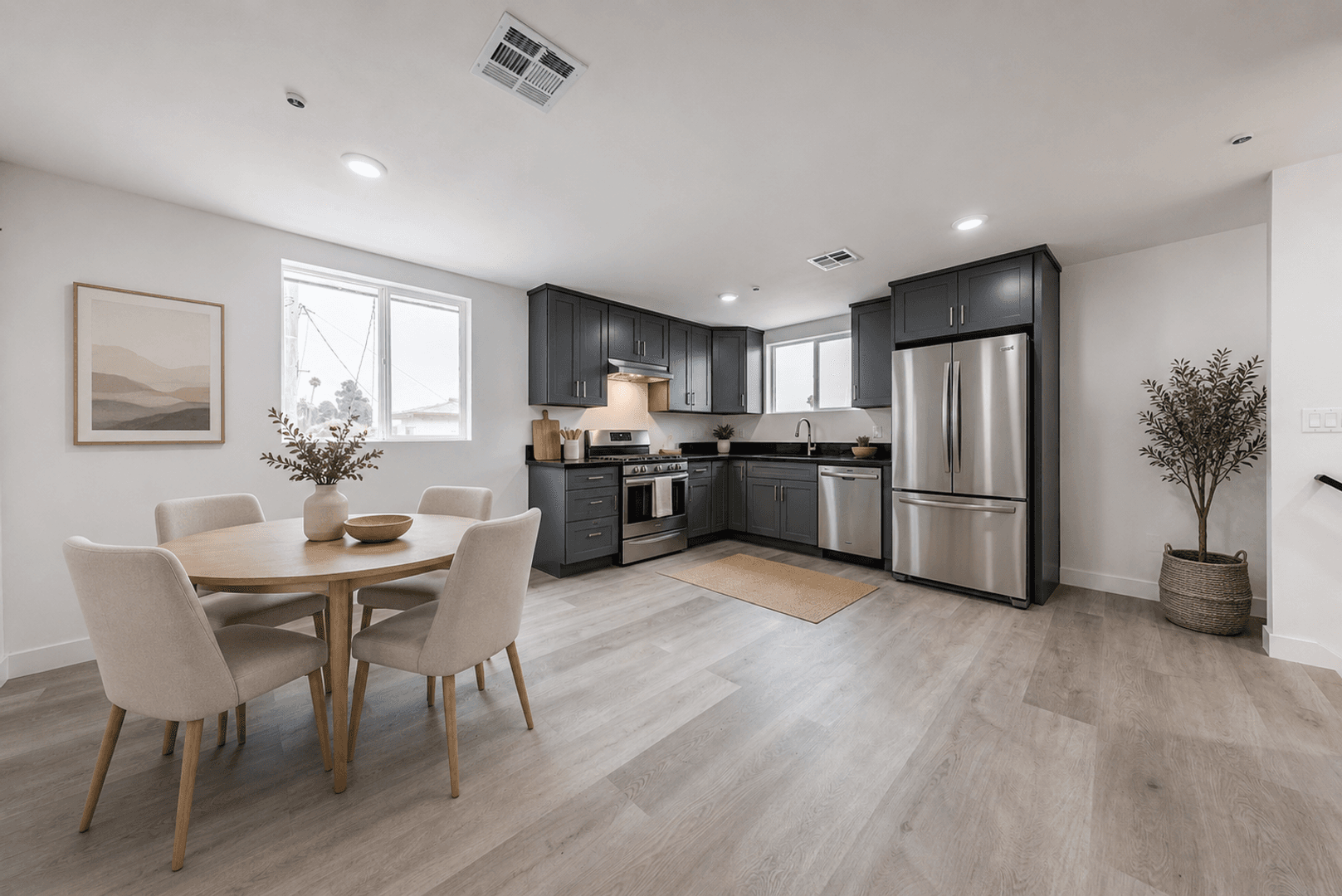 Los Angeles Apartment: 1617 W 55th St