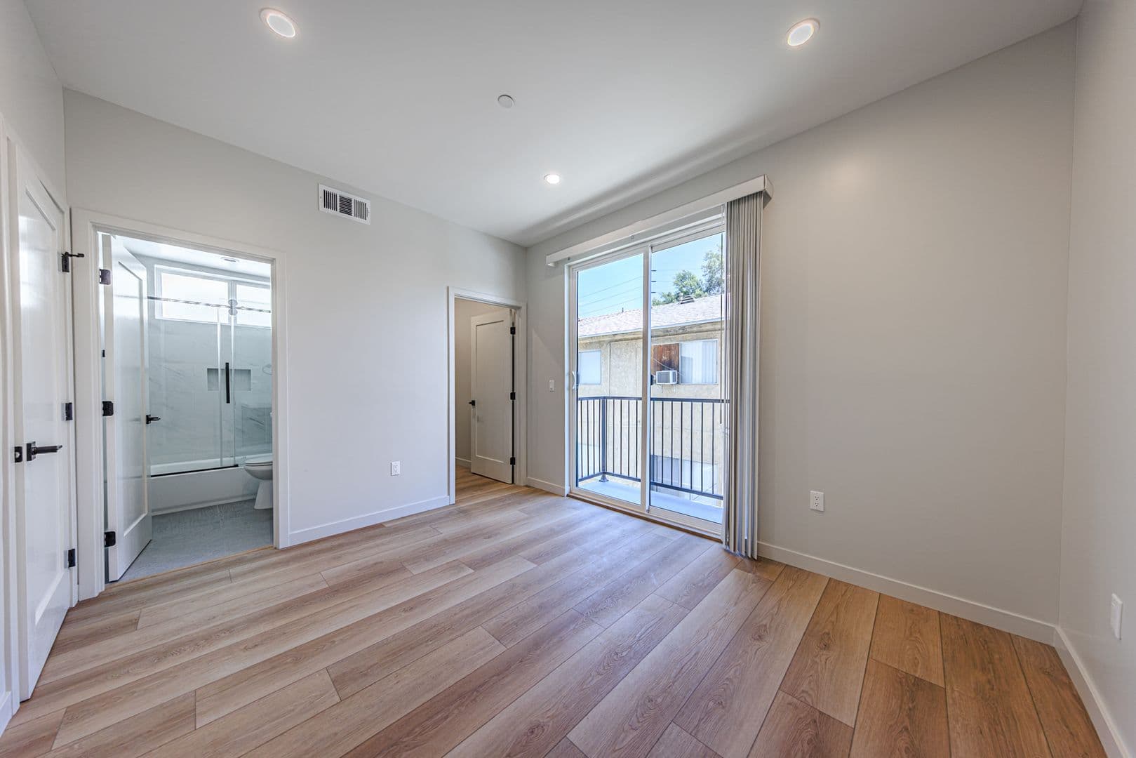 Los Angeles Apartment: 6092 La Prada St