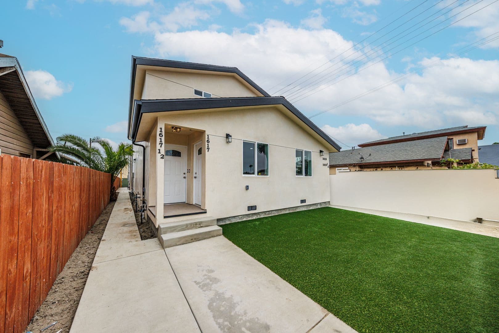 Los Angeles Apartment: 1617 W 55th St